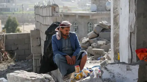 Imagen de archivo de un hombre que mira los escombros de una casa destruida por los ataques aéreos estadounidenses en Saná, Yemen. Imagen de archivo de un hombre que mira los escombros de una casa destruida por los ataques aéreos estadounidenses en Saná, Yemen.