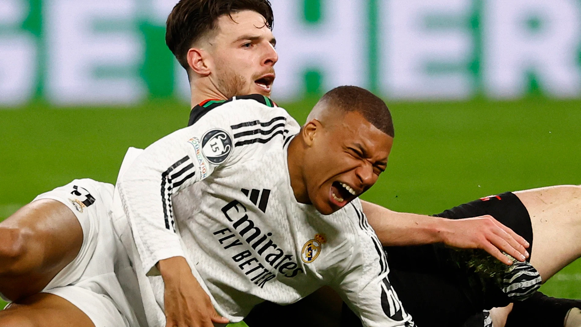 Mbappé se duele tras su choque con Declan Rice Mbappé se duele tras su choque con Declan Rice