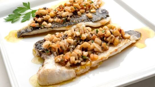 Dorada al horno con vinagreta de calamar