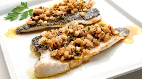 Dorada al horno con vinagreta de calamar Dorada al horno con vinagreta de calamar