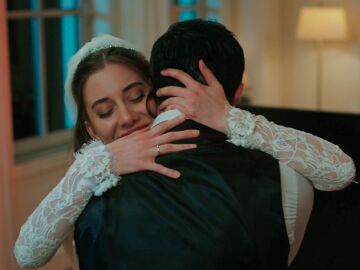 Novia a la fuga en la serie, pareja en la vida real: el gran giro de Suna y Abidin que emociona a todos