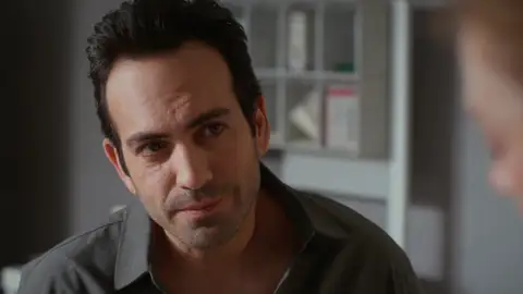 Evren se defiende mientras Bahar lucha por no sentir Evren se defiende mientras Bahar lucha por no sentir