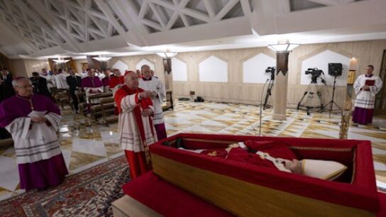 Primera imagen del papa Francisco fallecido
