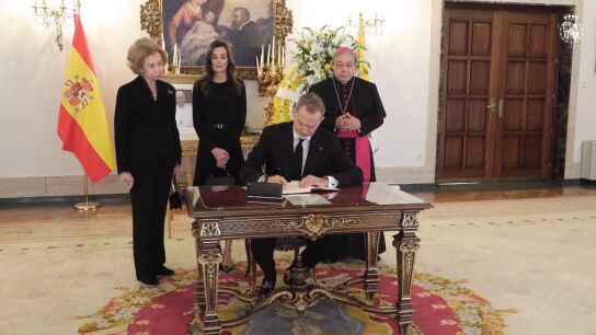 Los reyes dan sus condolencias por la muerte del papa