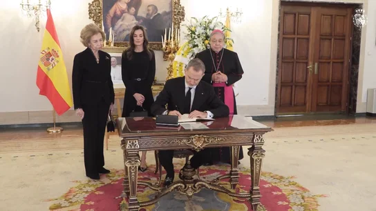 Los reyes dan sus condolencias por la muerte del papa Los reyes dan sus condolencias por la muerte del papa