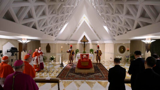 El cuerpo del papa Francisco en la Casa Santa Marta