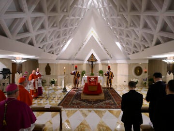El cuerpo del papa Francisco en la Casa Santa Marta