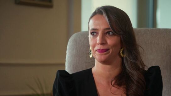 Efsun pide perd&oacute;n a Bahar mientras la traiciona a sus espaldas