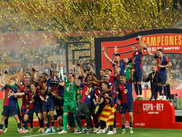El Barcelona levanta el título de la Copa del Rey tras ganar al Real Madrid (3-2)