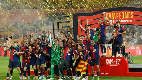 El Barcelona levanta el título de la Copa del Rey tras ganar al Real Madrid (3-2) El Barcelona levanta el título de la Copa del Rey tras ganar al Real Madrid (3-2)