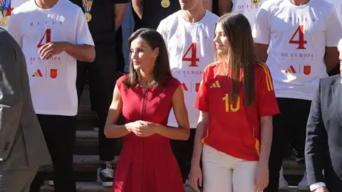 La reina Letizia y la infanta Sofía en la recepción con los jugadores de la Selección española de fútbol en 2024 La reina Letizia y la infanta Sofía en la recepción con los jugadores de la Selección española de fútbol en 2024
