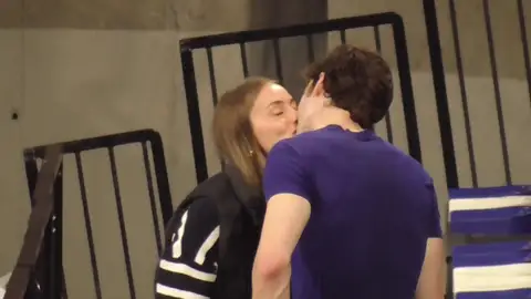El beso de Pablo Urdangarin y Johanna Zott El beso de Pablo Urdangarin y Johanna Zott