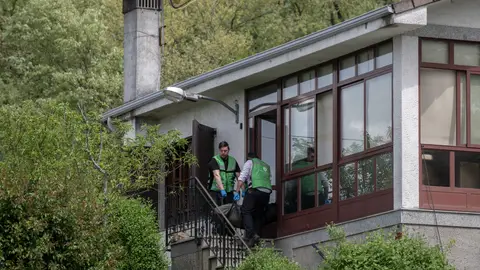 Miembros de los servicios funerarios trasladan el cuerpo de una de las tres personas fallecidas Miembros de los servicios funerarios trasladan el cuerpo de una de las tres personas fallecidas