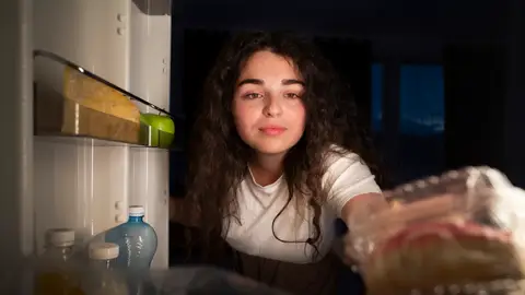Chica abriendo la nevera Chica abriendo la nevera