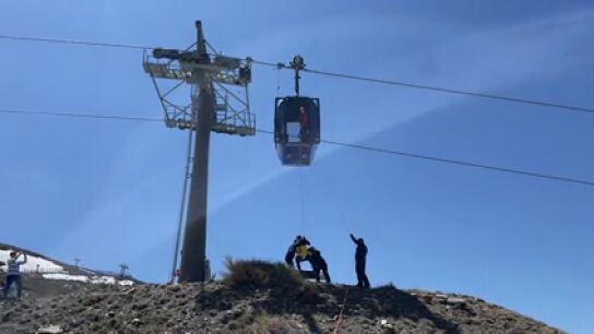 Horas de infarto en Sierra Nevada por el apag&oacute;n: rescate del telecabina y y evacuaciones en motos de nieve y m&aacute;quinas pisapistas.