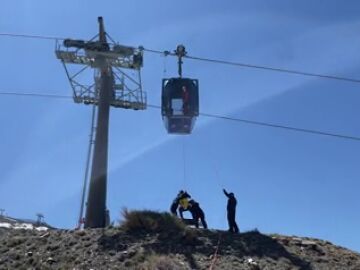 Horas de infarto en Sierra Nevada por el apagón: rescate del telecabina y y evacuaciones en motos de nieve y máquinas pisapistas.