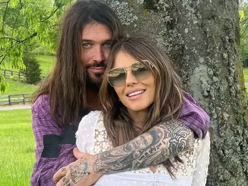 Elizabeth Hurley y Billy Ray Cyrus Elizabeth Hurley y Billy Ray Cyrus