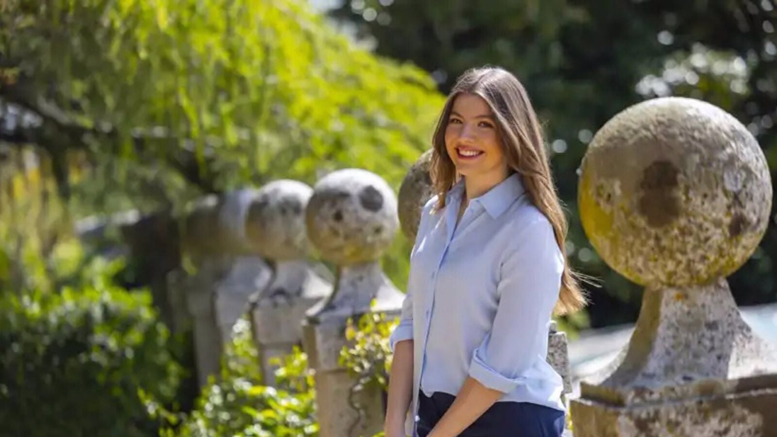 La infanta Sofía celebra sus 18 años con un posado inédito: en solitario en los jardines del Palacio de La Zarzuela
