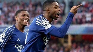 Demb&eacute;l&eacute; celebra su gol ante el Arsenal