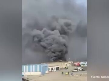 Intentan apagar un incendio de una nave en el Puerto de Sada