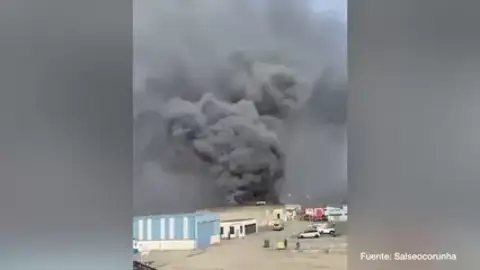 Intentan apagar un incendio de una nave en el Puerto de Sada Intentan apagar un incendio de una nave en el Puerto de Sada