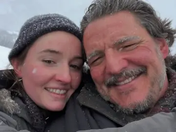 Kaitlyn Denver y Pedro Pascal en un selfie compartido por el actor Kaitlyn Denver y Pedro Pascal en un selfie compartido por el actor