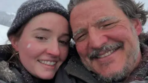 Kaitlyn Denver y Pedro Pascal en un selfie compartido por el actor Kaitlyn Denver y Pedro Pascal en un selfie compartido por el actor