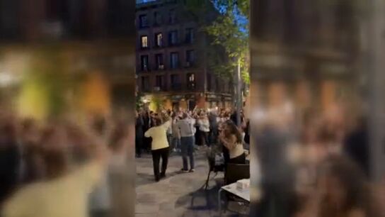 Celebraciones por la vuelta de la luz en toda Espa&ntilde;a tras el apag&oacute;n el&eacute;ctrico