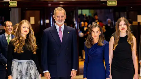 Los reyes Felipe y Letizia con la princesa Leonor y la infanta Sofía Los reyes Felipe y Letizia con la princesa Leonor y la infanta Sofía