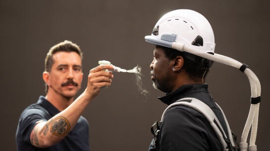 Un invento revolucionario: Marron trae a El Hormiguero una mascarilla anticontaminaci&oacute;n invisible