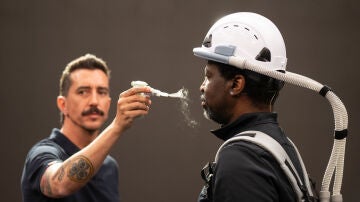 Un invento revolucionario: Marron trae a El Hormiguero una mascarilla anticontaminación invisible