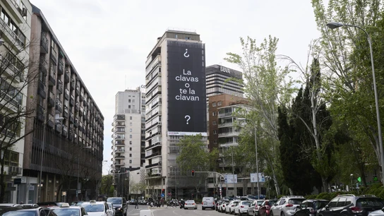 "¿La clavas... o te la clavan?": la lona de Traitors que ha revolucionado el centro de Madrid "¿La clavas... o te la clavan?": la lona de Traitors que ha revolucionado el centro de Madrid