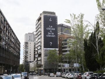 "&iquest;La clavas... o te la clavan?": la lona de Traitors que ha revolucionado el centro de Madrid