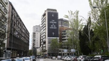 "¿La clavas... o te la clavan?": la lona de Traitors que ha revolucionado el centro de Madrid