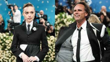 Aimee Lou Wood y Walton Goggins en la Met Gala