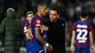 Raphinha y Xavi, en un partido de la temporada pasada