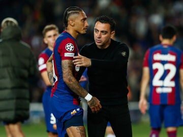 Raphinha y Xavi, en un partido de la temporada pasada