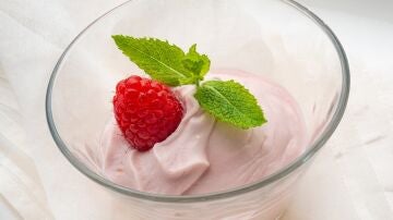 Mousse de frambuesas, de Arguiñano: "Un postre facilísimo que puede hacer cualquiera en casa"