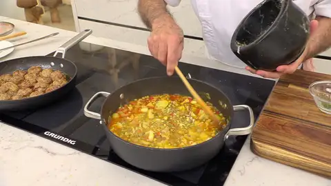 Incorpora la picada a la tartera y mezcla bien. Incorpora la picada a la tartera y mezcla bien.