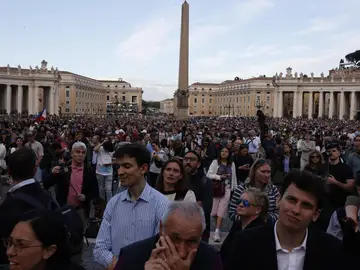 Personas esperando en el Vaticano Personas esperando en el Vaticano
