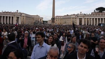 Personas esperando en el Vaticano