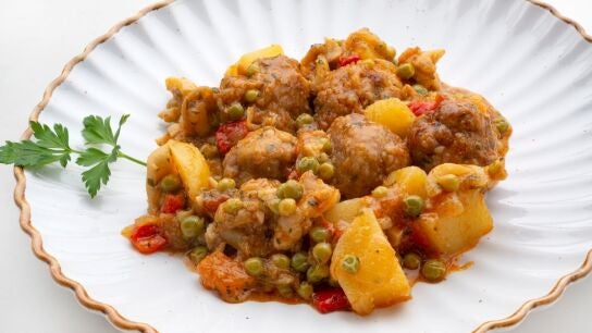 Una receta de mar y monta&ntilde;a: sepia con guisantes y alb&oacute;ndigas, de Karlos Argui&ntilde;ano