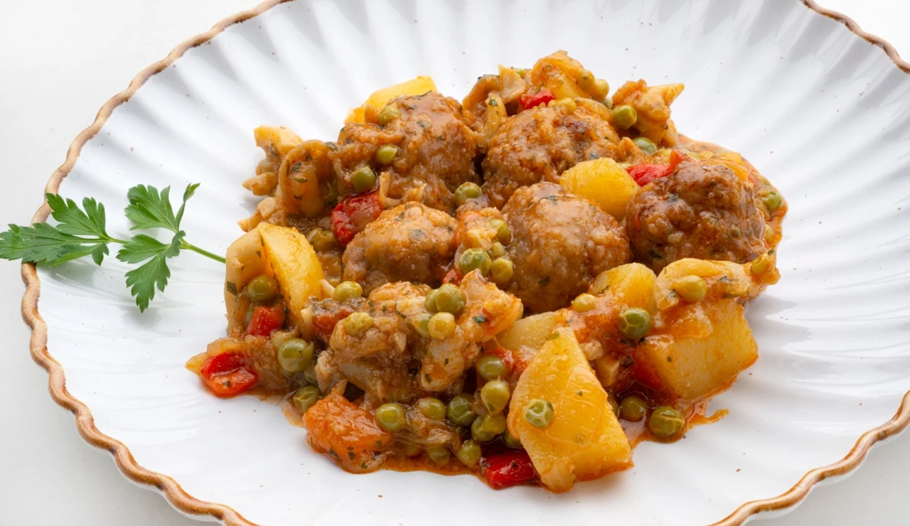 Una receta de mar y montaña: sepia con guisantes y albóndigas, de Karlos Arguiñano