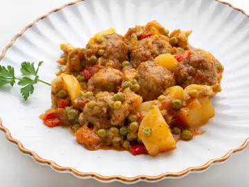 Una receta de mar y montaña: sepia con guisantes y albóndigas, de Karlos Arguiñano Una receta de mar y montaña: sepia con guisantes y albóndigas, de Karlos Arguiñano