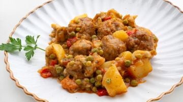 Una receta de mar y montaña: sepia con guisantes y albóndigas, de Karlos Arguiñano