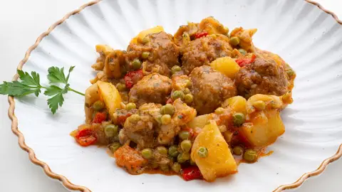 Una receta de mar y montaña: sepia con guisantes y albóndigas, de Karlos Arguiñano Una receta de mar y montaña: sepia con guisantes y albóndigas, de Karlos Arguiñano