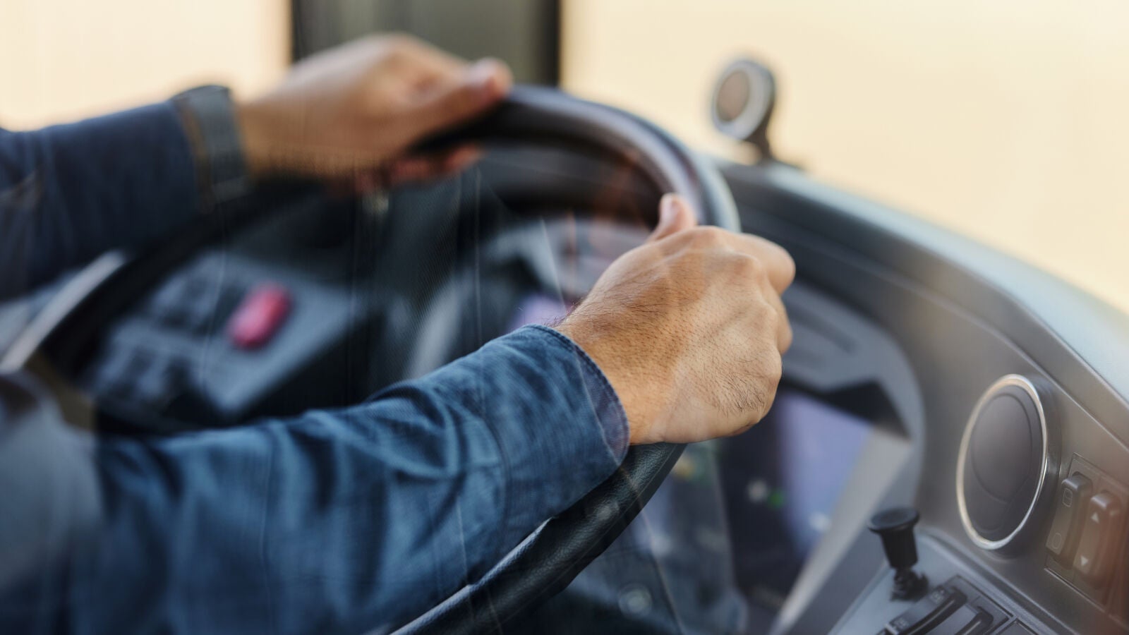 Olvidan a un niño con un 89% de discapacidad durante cinco horas en un autobús escolar de Cádiz 