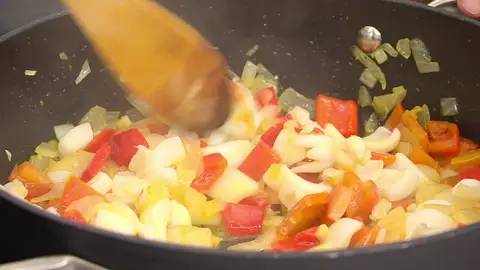 Corta las sepias en dados, sazónalas e introdúcelas en la tartera Corta las sepias en dados, sazónalas e introdúcelas en la tartera