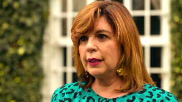 Renata intenta mantener fuera de la fiesta a Omar, el socio de Eva, pero Aznan se lo impide