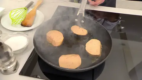 Corta el foie en 4 medallones, colócalos en la sartén Corta el foie en 4 medallones, colócalos en la sartén